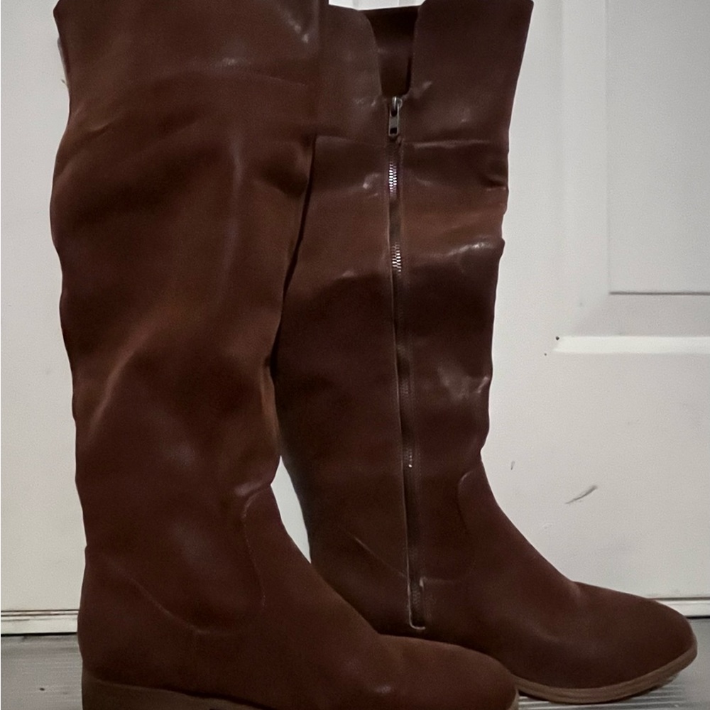Over the knee brown suede boots with small heel and zip side.